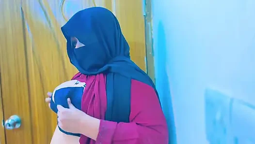 Ägyptisches heißes zimmermädchen wird super geil und beginnt mit masturbieren im büroraum &chef beginnt handjob von saw sie