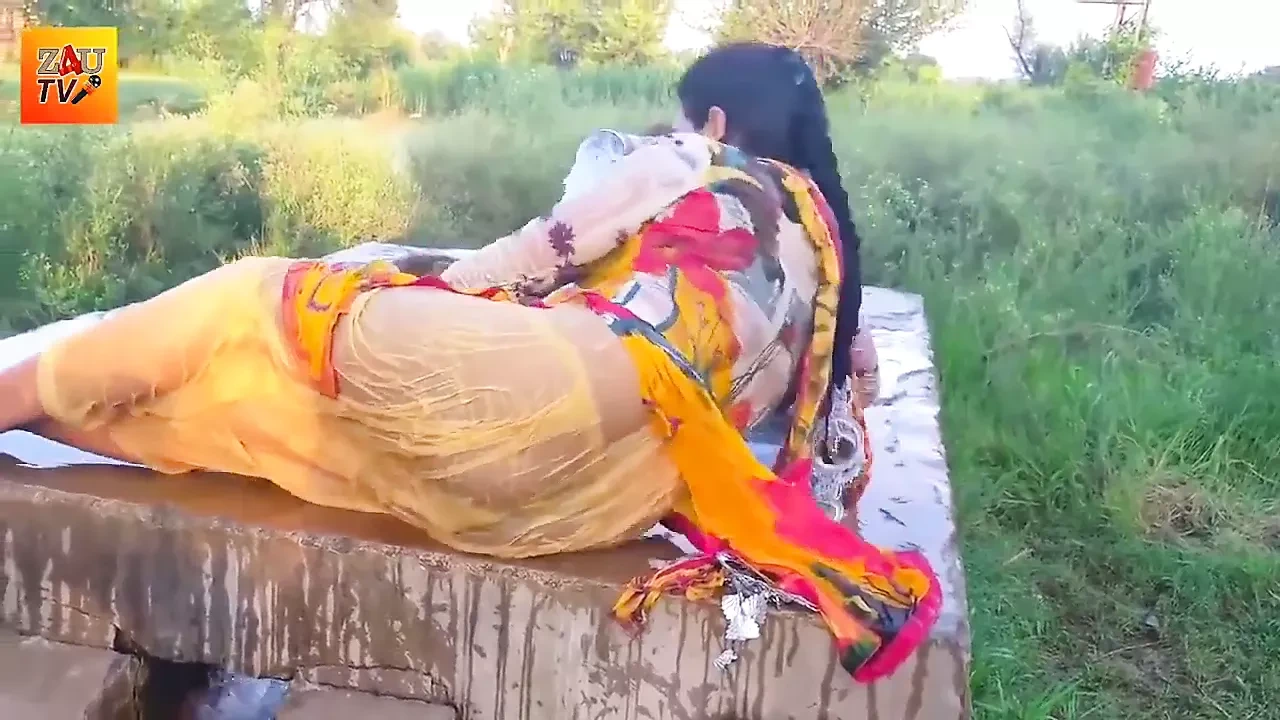 Desi Village Bhabhi Nangi Hokar Khet Me Nahate Huye