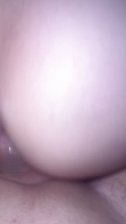 Fratele meu vitreg mă mănâncă noaptea, sosește prin surpriză