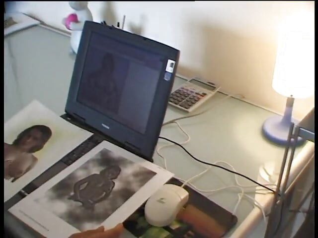 Secretară brunetă își seduce pizda cu un creion după ce o freacă pasional
