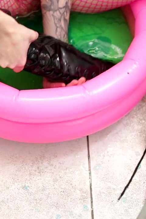 Slime havuzda oyun ve fışkırtma
