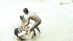 Desi -meisje heeft seks in de rivier - een volledig trio in de buitenlucht