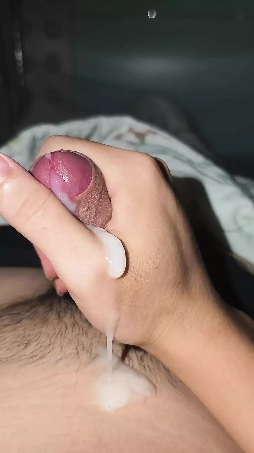 Membungkusnya dengan kain dan bermain dengan frenulum kontol akan lebih sensitif, dan itu akan berejakulasi langsung