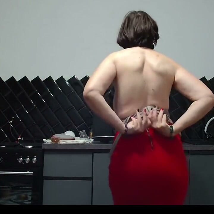 A Blowjob and a MILF’s Sagging Tits-that’s Delicious.