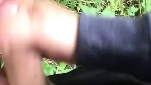 Pissen und abspritzen im Wald