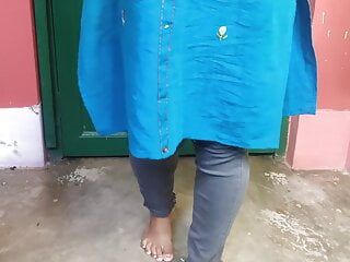 Indiana bhabi totalmente nua andando no chão e mostrando sua bunda grande e buceta suculenta