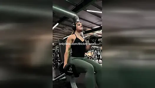 Kecelakaan fisting 18 tahun: memek siku dientot dalam banget di live streaming