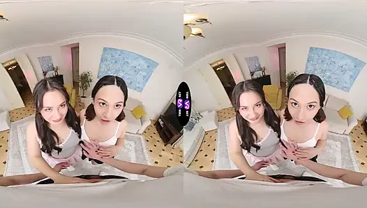 Azgın sürtükler Roxy ve Amelia ona çifte saksoyla teşekkür ediyor - teenmegaworld