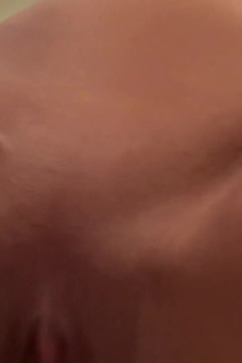 我知道那個女孩 - 女友在鏡頭前給我一些足部按摩的動作。