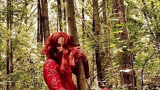Curva demonică excitată în pădure are parte de o partidă grea singură