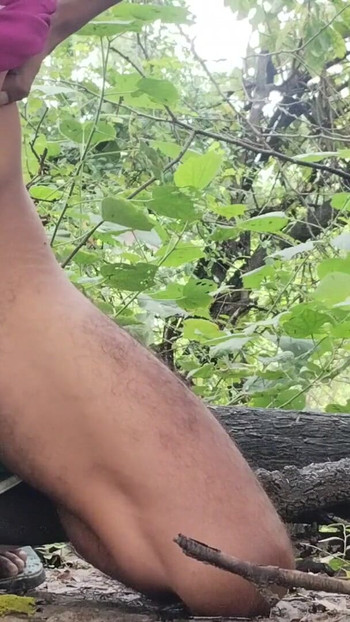 来自“男孩在房子外的森林里自慰”的精彩时刻，来自鸡巴德西农村男孩的大黑鸡巴射出的精液