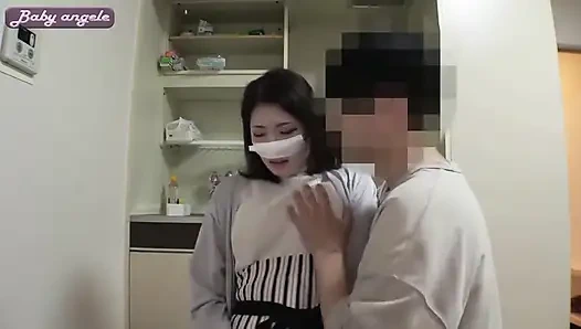 Zarif ve sessiz eş. F-cup sarkık göğsü ve beklenmedik şekilde duyusal dil kışkırtması - bölüm 1