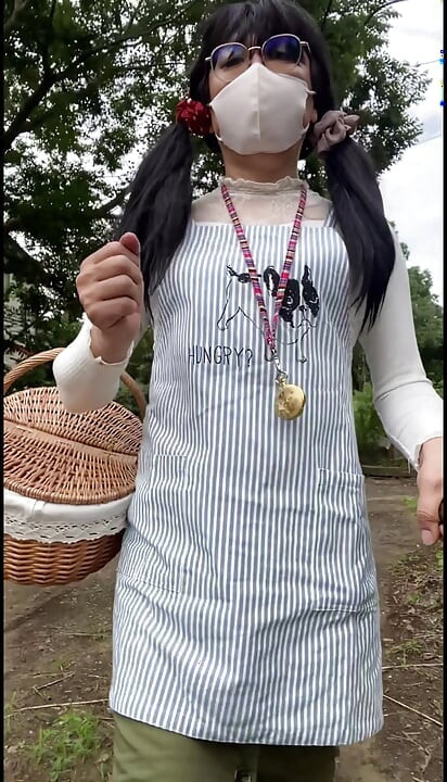 No269 Exposé Walk in an Apron Part 2