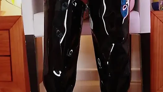 Aku mengagumimu ketika kontol kecilmu muncul dari bawah sepatu botku