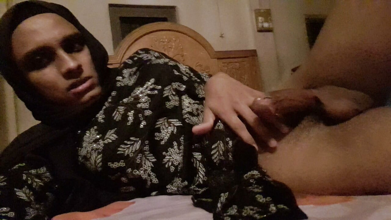 Desi hijabi sissy crossdresser handjob dan memasukkan jari ke dalam lubang bontotnya