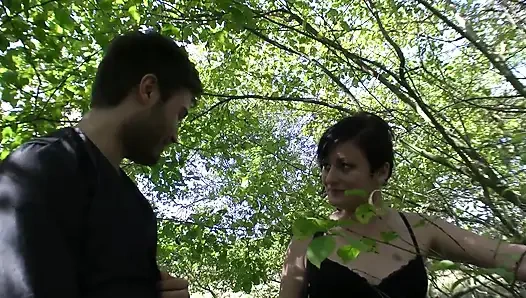 Kısa saçlı orta yaşlı seksi kadın açık havada sikiliyor 6029 3