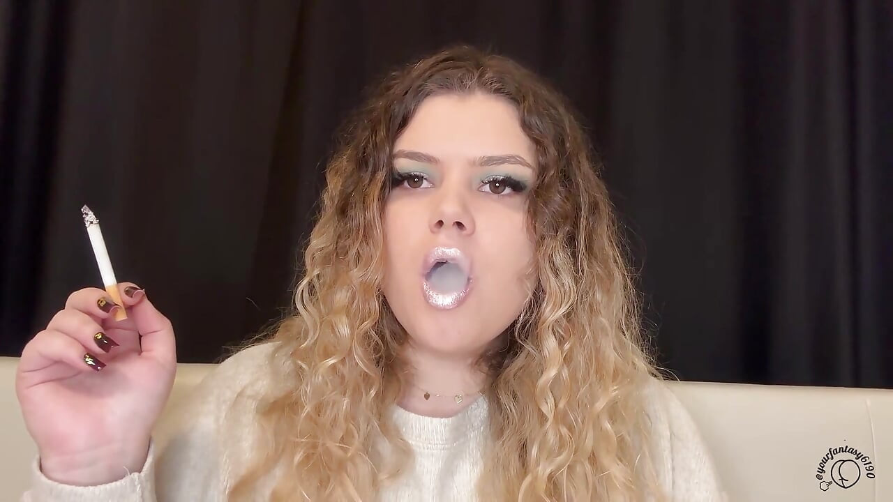 שפתיים ורודות מעשנות עם שיער מתולתל