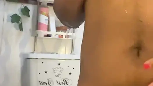 Mandi, fingering pantat memek pakai dildo