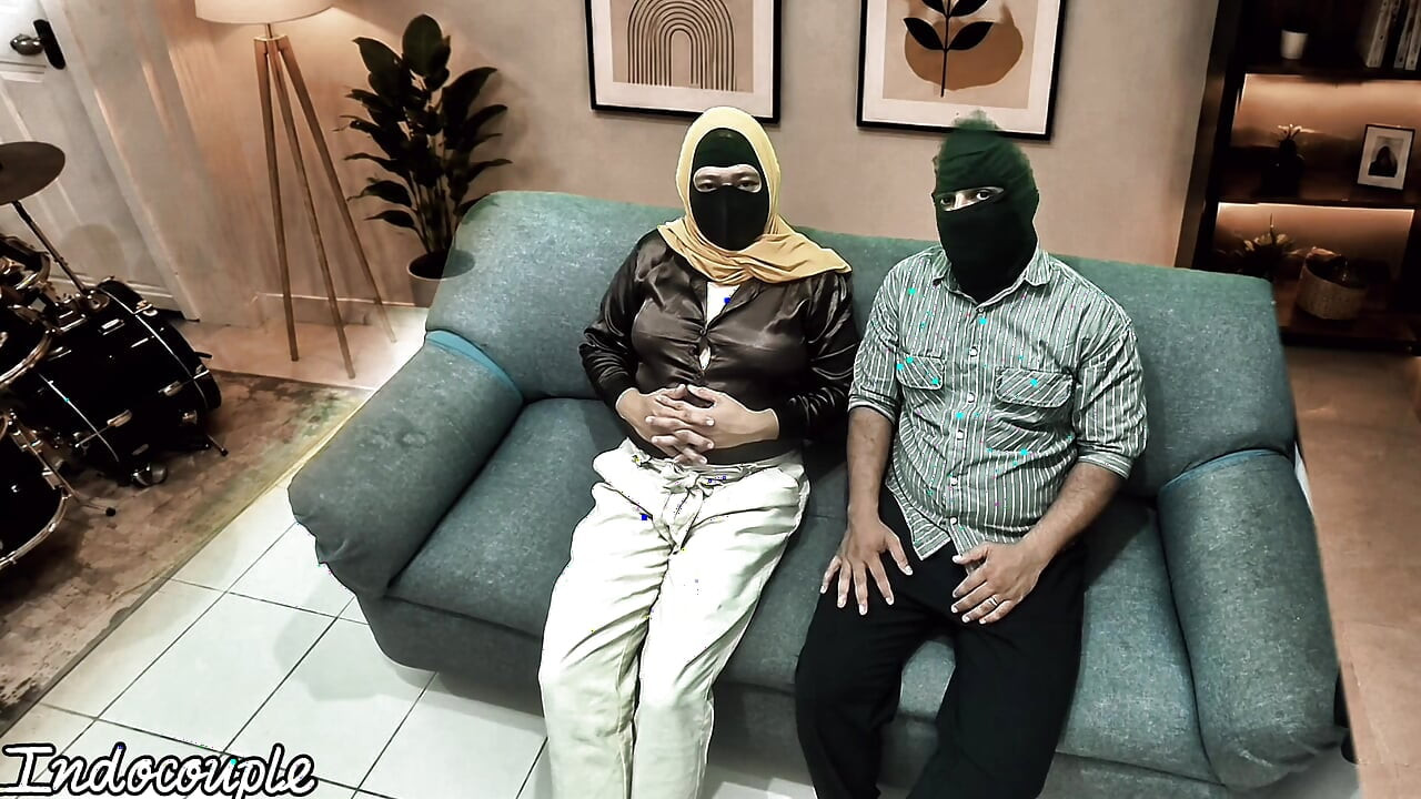 Teman kantor muslim berhijab dan bosnya untuk promosi jilat memek berbulu dan nyepong kontol dan ngentot memek becek