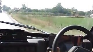 आकर्षक जर्मन कुतिया की कार में चूत में वीर्य