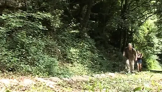 Yaramaz genç kız ormanda olgun bir rehber tarafından sikiliyor