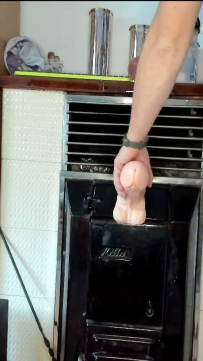 Travestit curvă își pregătește gaura cu dildo-uri groase | Clip 1