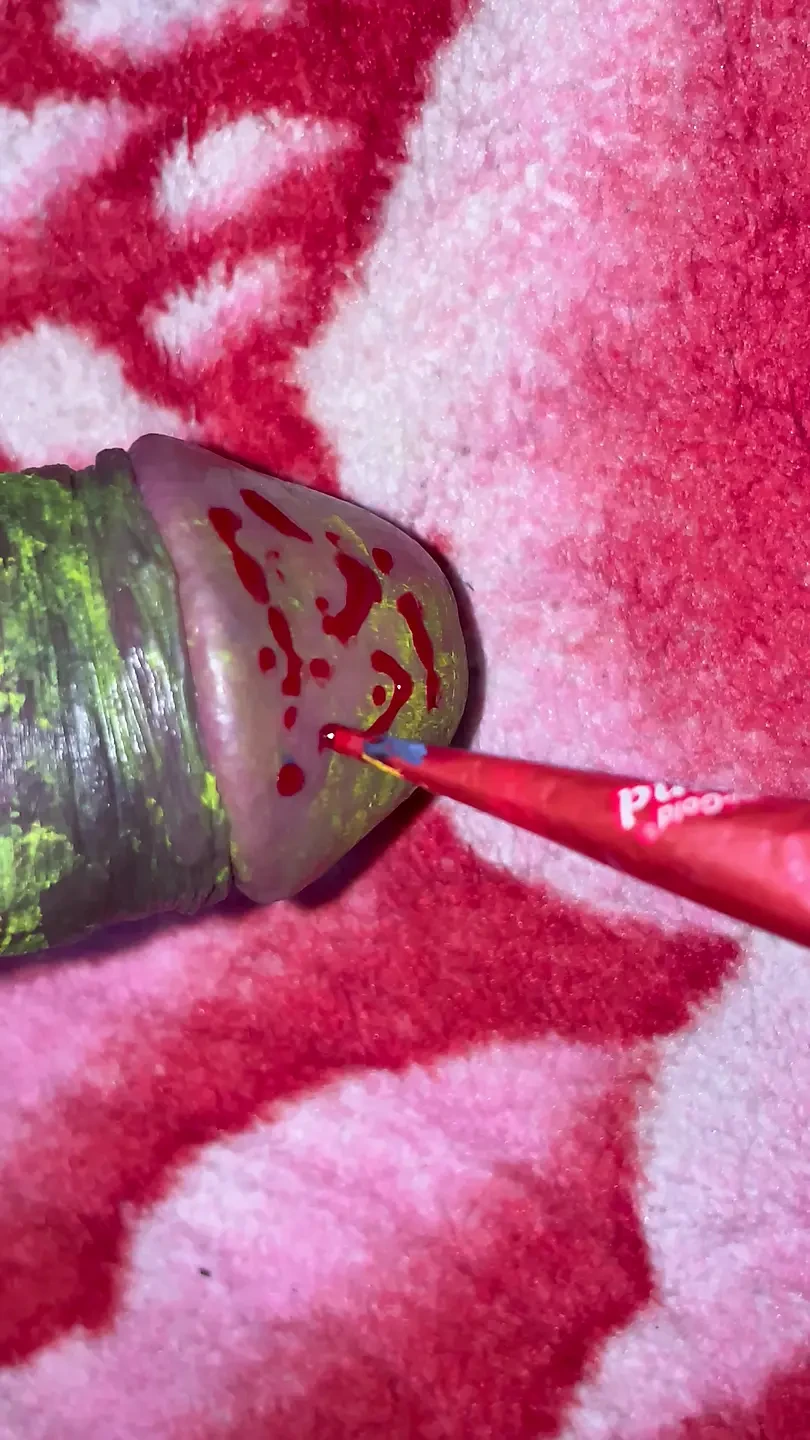 Indígena Desi Boy Grande pau com pintura amarela.