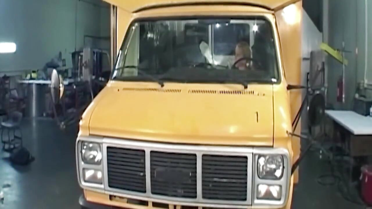 Rijpe blonde milf berijdt grote pik en neemt sperma in het gezicht