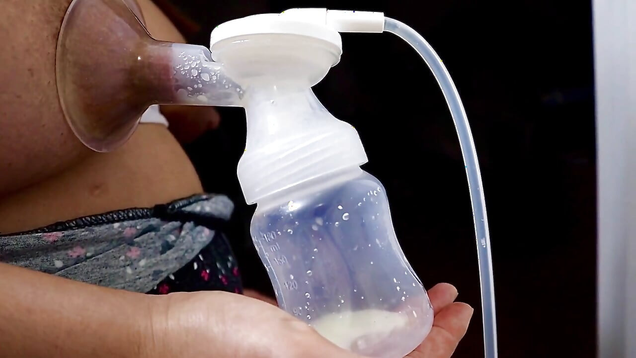 アラブのMILFが大きな胸を搾乳している