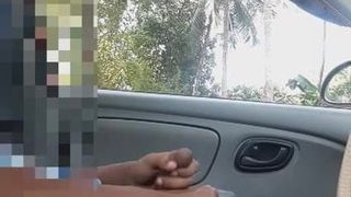 Une bite publique exhibe et branle une énorme bite dans une voiture