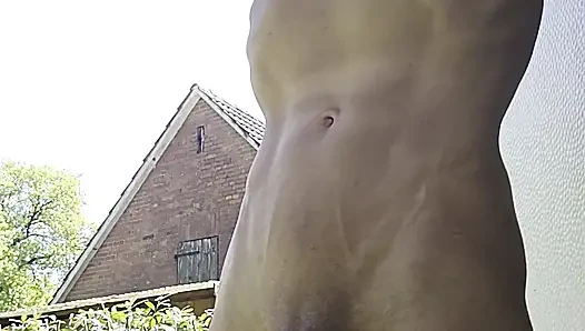 Dünner junge nackt, pissen und sperma. Pisse und sperma fließt von einem großen, unbeschnittenen schwanz im freien