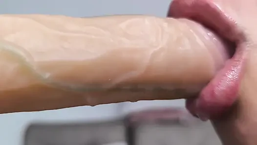 Salyalar akıyor ve dudak emiyor (çok yakın geliyor) ASMR
