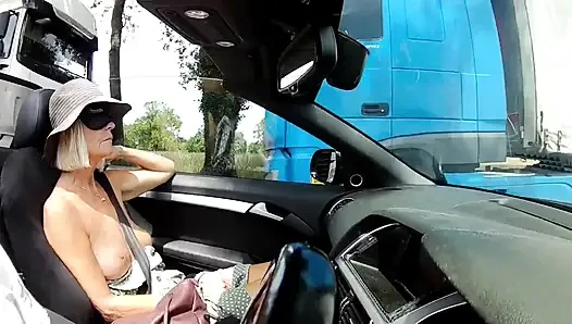 Titty Tuesday gözleri bağlı kamyon durağı eğlencesi