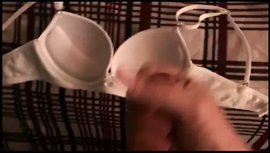 Çalınan sutyen döl kullanıyor 2