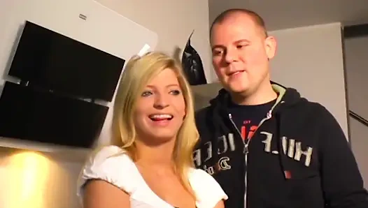 Sie Treffen Sich Auf Der Autobahn Und Tauschen Ihre Frauen Aus