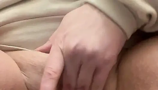 Помощник по уходу кончает в общественном туалете во время перерыва