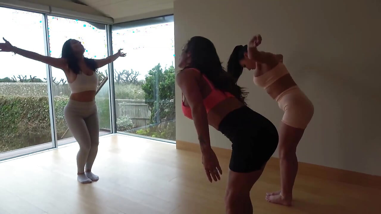 Mila &Charlie's Bondage Yoga: Bunden tight och ballgagged av Instruktör Latina! (fullhd)