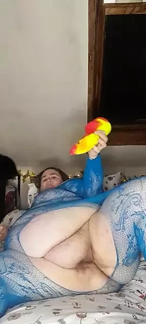 Thelady ne apni nee dildo ko bahar nikalne ki koshish ki 3