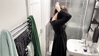 ああ！ airbnbアパートの隠しカメラがヒジャーブでイスラム教徒アラブ人の女の子がシャワーを浴びてオナニー