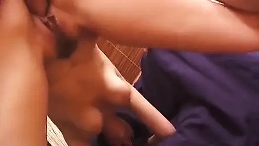 Büyük memeli esmer sürtük kıllı amını parmaklıyor ve sikiyor