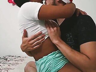 Une adolescente brune se fait baiser par son demi-frère à grosse bite aux États-Unis avec une ado au gros cul
