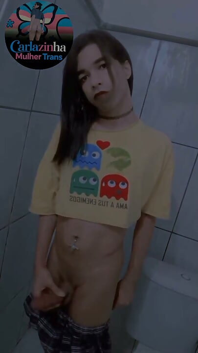 Dia Carla Wanita Transvestit Muda Dalam Seluar Pendek Dan Seluar Dalam Nakal