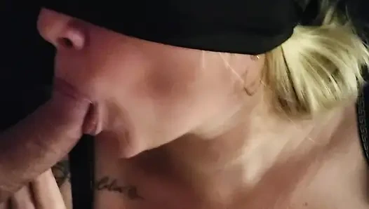 Freundin mit verbundenen augen lutscht schwanz und masturbiert