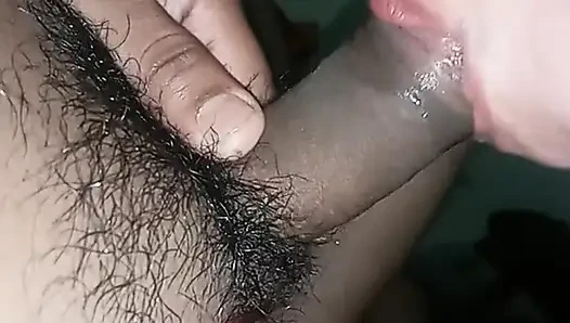 Сосет и скачет на члене
