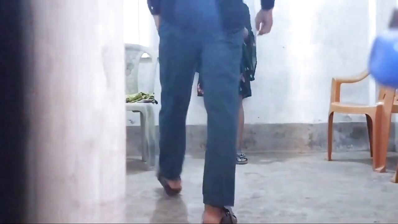 Učitel tajně vzal dívku, která přišla na výuku, a nechal ji v místnosti