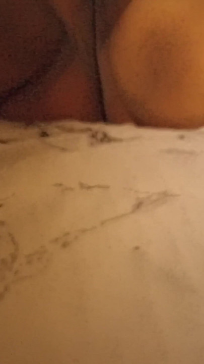 我的妻子给我看她的屁股和阴户，并在whatsapp上把视频发给我 | 短片 1