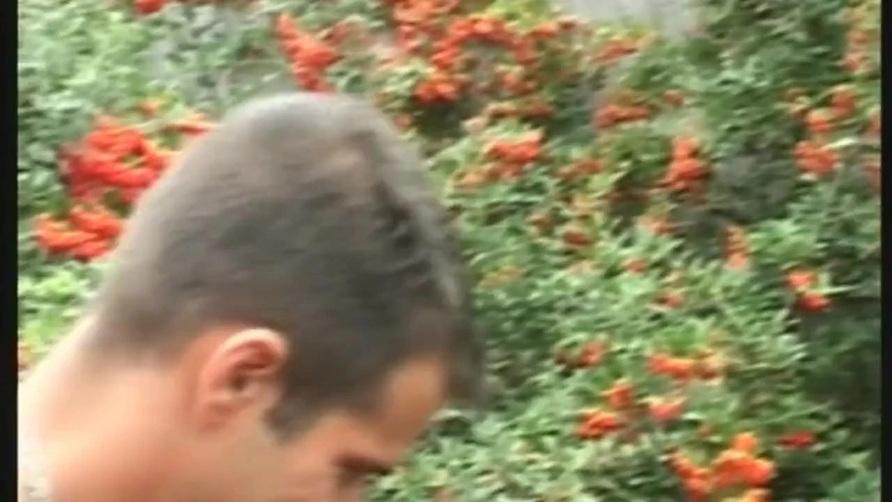 Sarışın bebek ıslak grupta sırılsıklam açık havada dölleniyor