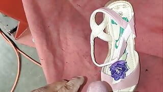 mechanik znalazł urocze różowe skórzane sandały na kwiaty