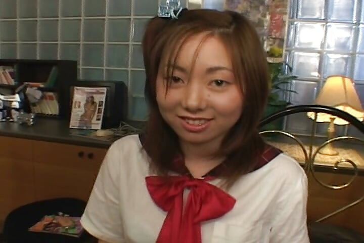 穿着短裙的饥渴少女让老男人操她