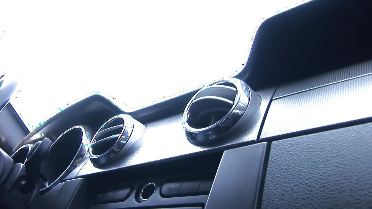 Ona toliko uživa u sisanju tog velikog crnog kurca kratkog